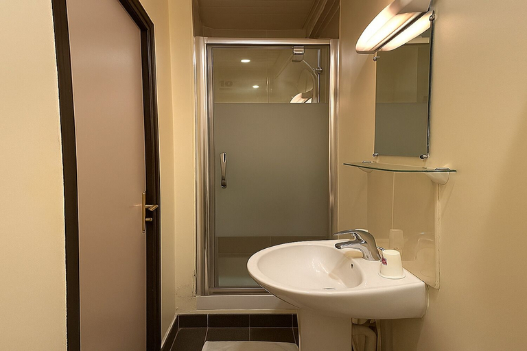 Bathroom 4, Hôtel des Bains, Val-de-Marne