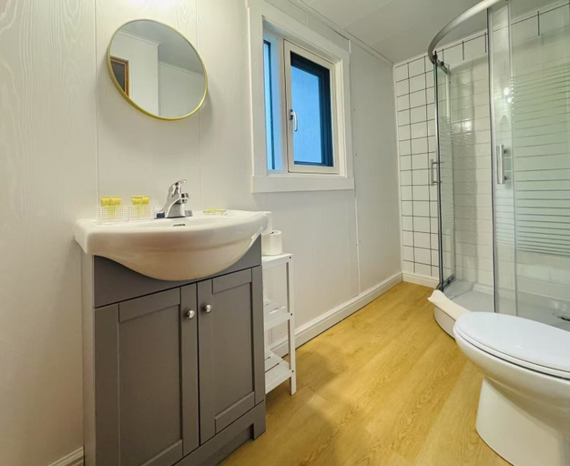 Bathroom 3, Skyline Terrace Cottages, Queens