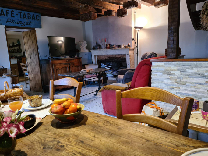Food & Drinks 4, Chambre cosy avec coin salon et petit-dejeuner inclus, Indre