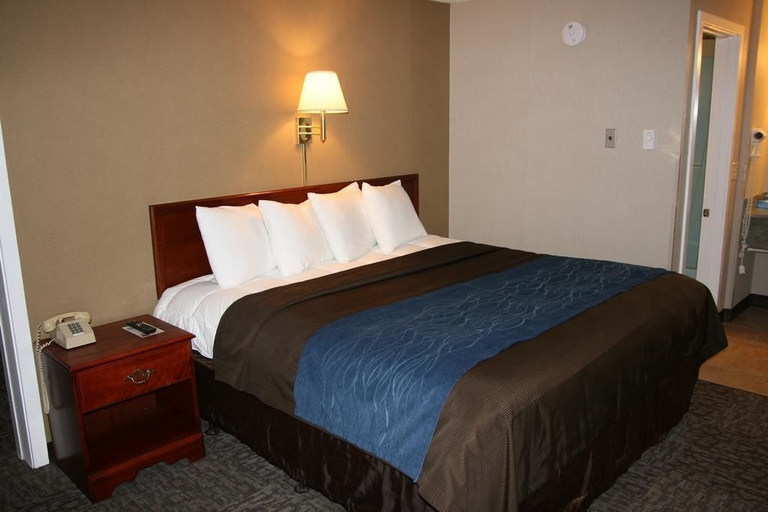Bedroom 4, Bangor Inn & Suites, Penobscot