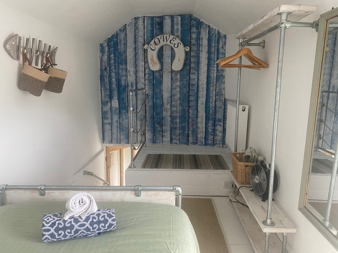 Room 2, Isle 2-bed Retreat- Sleeps 4, Garden & Games Room, Isle of Wight