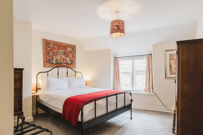 Room 2, Cozy Cotswolds Retreat in Dursley, Gloucestershire
