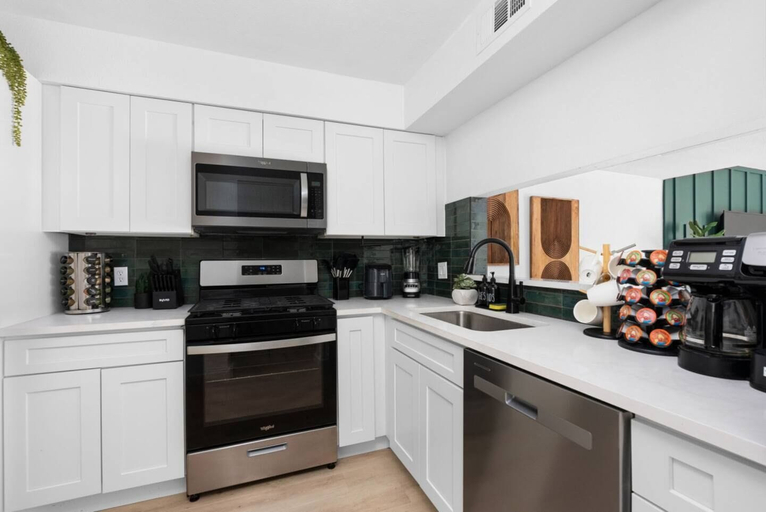 Private kitchen 3, Fast Wifi Desks SoCo DT Zilker -Pet, Travis