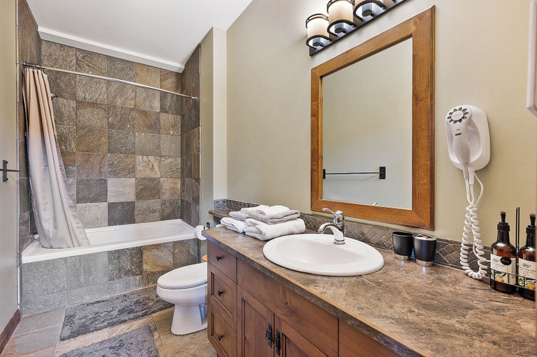 Bathroom 4, Snow Therapy Chalet Ski In Out & Hot Tub, Kootenay Boundary