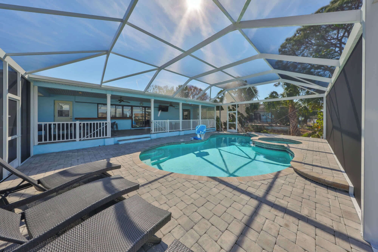 Sport & Beauty 4, Waterfront Pool House w/ Heated Pool!, Hillsborough