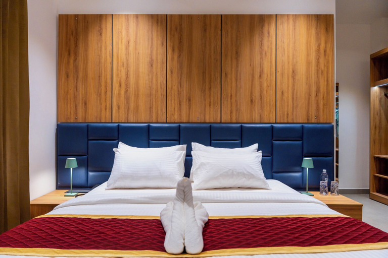 Room 4, Nes-Terns, Tiruppur