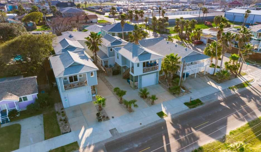Others 1, Comfy 3bdr Right in Town Sleeps 10, Nueces