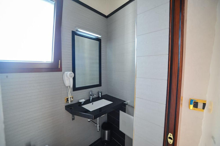 Bathroom 4, Iliria Internacional Hotel, Durrësit