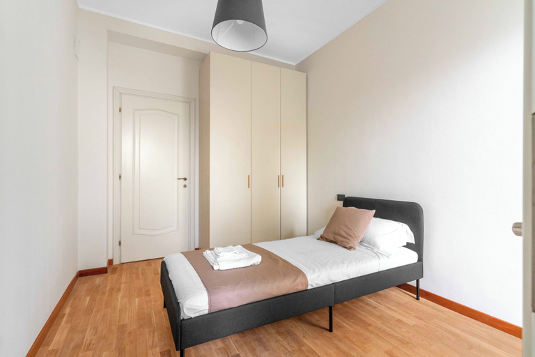 Others 5, Casa da Suite Albani, Milano