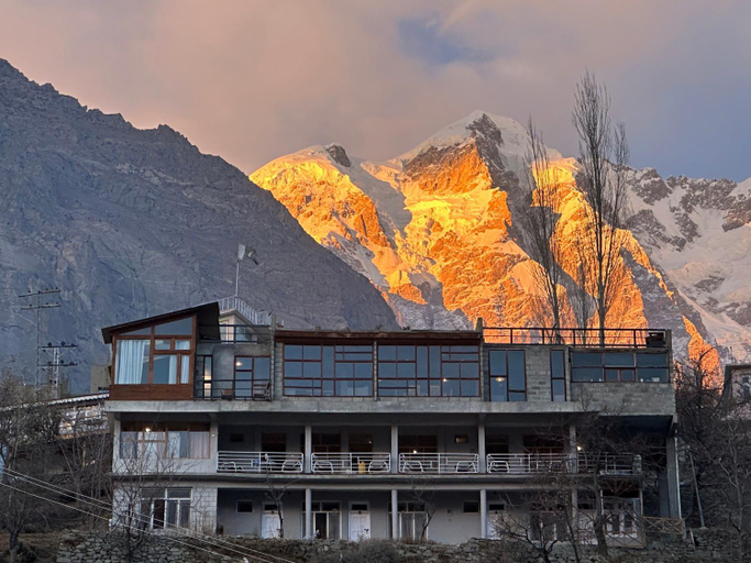 Exterior & Views