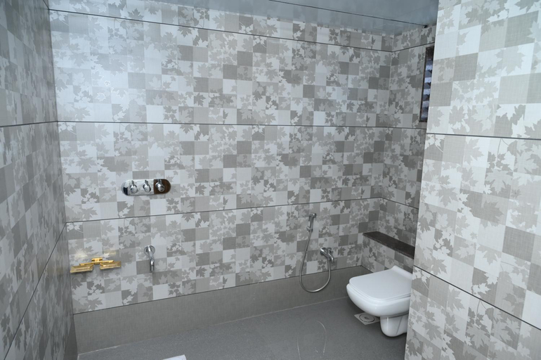 Bathroom 4, HOTEL PARQOTEL, Valsad
