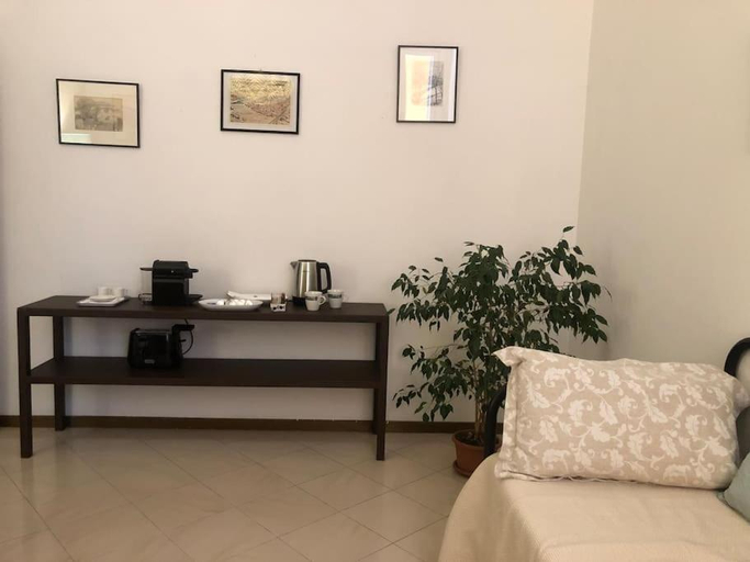 Others 4, Suite in appartamento, Rome