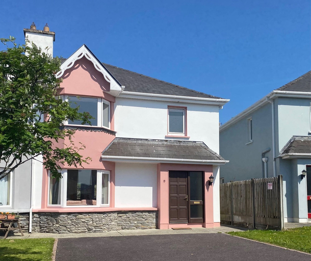 Room 4, Convenient Spacious 3 Bedroom Home in Kenmare Town