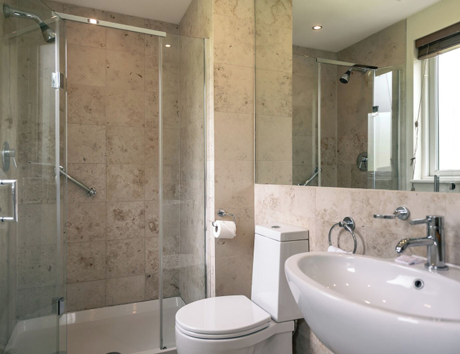 Room 2, Spacious Kenmare Home to Sleep 8 Free use of Pool Onsite