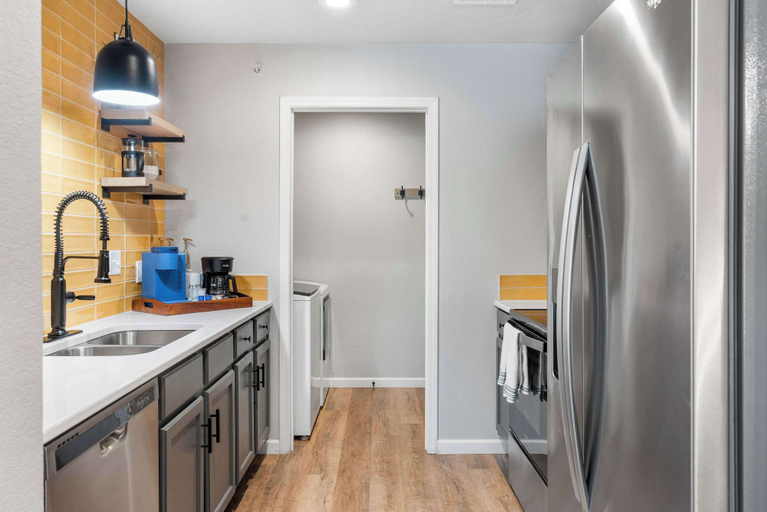 Private kitchen 3, Bigfoots' Bluff Retreat, Taney