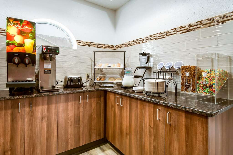 Food & Drinks 5, Econo Lodge Indianapolis, Johnson