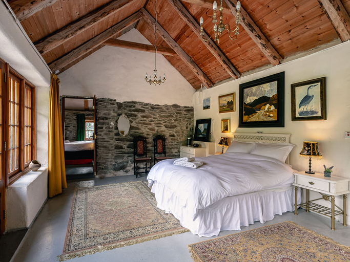 Room 3, Traditional Style Thatched Cottage With Modern Amenities