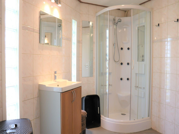 Bathroom 2, Chalet with Hot Tub, Suwald, Tytsjerksteradiel