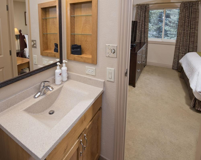 Bathroom 3, Falcon Point, Eagle