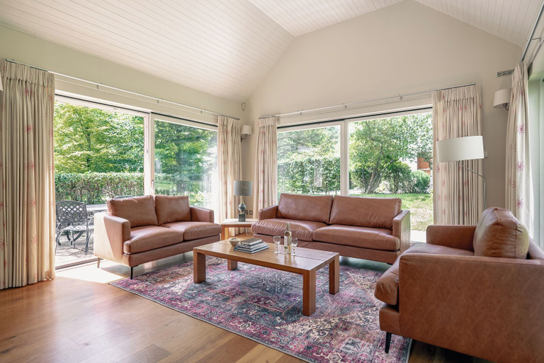 Room 4, Spacious Kenmare Home to Sleep 8 Free use of Pool Onsite