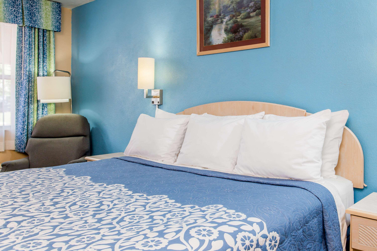 Bedroom 4, Days Inn by Wyndham Bradenton I-75, Manatee