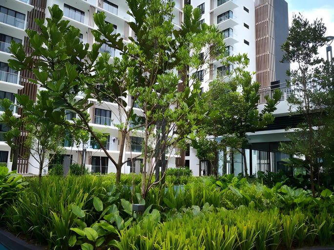 Exterior & Views