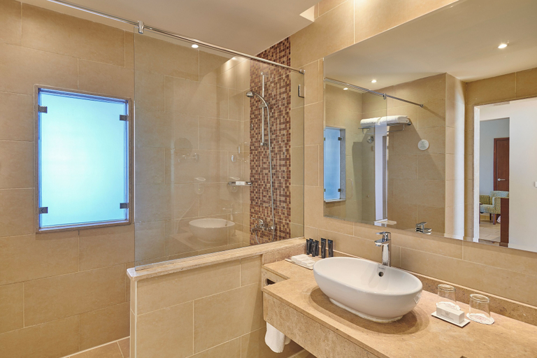 Bathroom 5, Steigenberger Aqua Magic Hotel, Al-Ghurdaqah