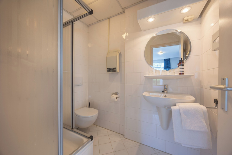 Bathroom 4, Amrâth Hotel Media Park – Hilversum, Hilversum
