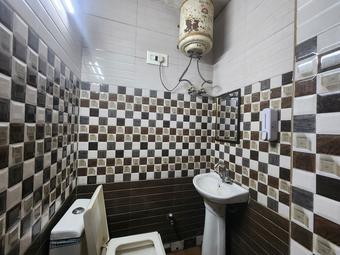 Bathroom 4, Hotel Surya Inn, Delhi