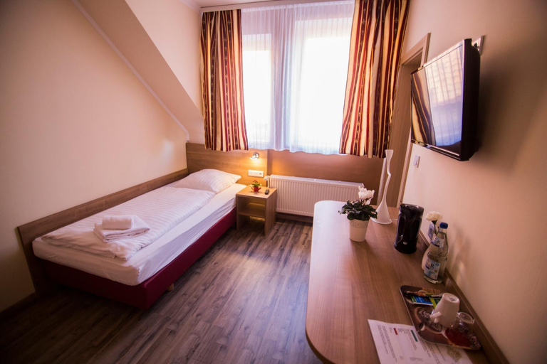Others 4, Hotel Heisede, Hildesheim