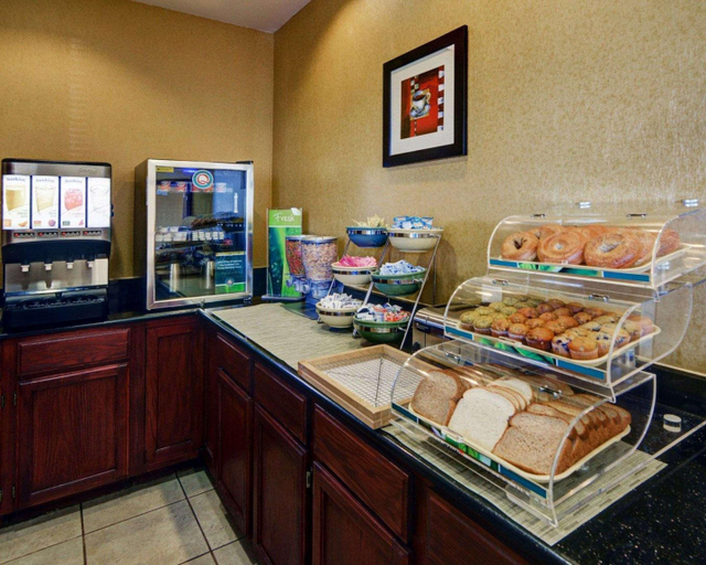 Food & Drinks 5, Quality Inn & Suites Wichita Falls I-44, Wichita