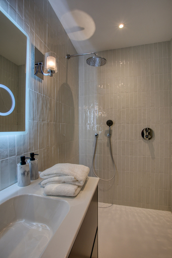 Bathroom 5, La Perle de Domme, Dordogne