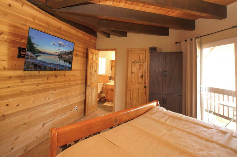 Room 2, Lazy Bear Lookout, San Bernardino