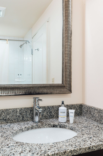 Bathroom 4, Belfast Harbor Inn, Waldo