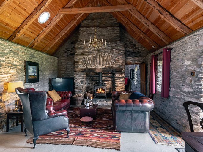 Room 5, Traditional Style Thatched Cottage With Modern Amenities