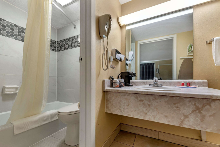 Bathroom 4, Econo Lodge Erlanger - Cincinnati Airport, Kenton