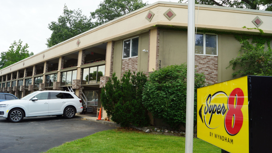 Exterior & Views 2, Super 8 by Wyndham Traverse City, Grand Traverse