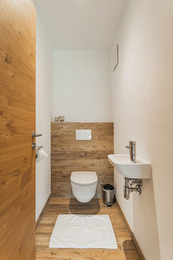 Bathroom 3, Dachstein West Apartment 1a, Hallein