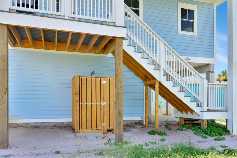 Exterior detail, Georgia Blue, Bay