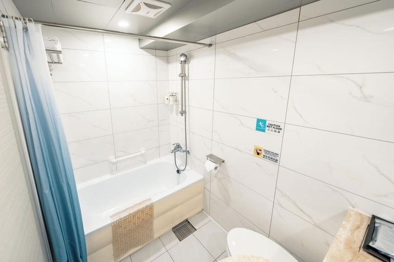 Bathroom 3, Yotong Hotel, Taipei City