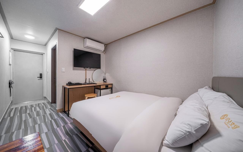 Bedroom 5, Peanut Hotel, Jung