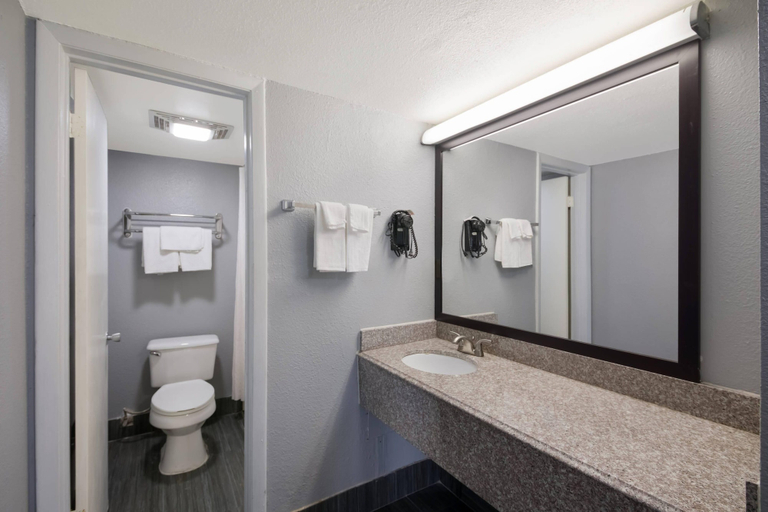 Bathroom 4, Econo Lodge Austin North near The Domain, Travis