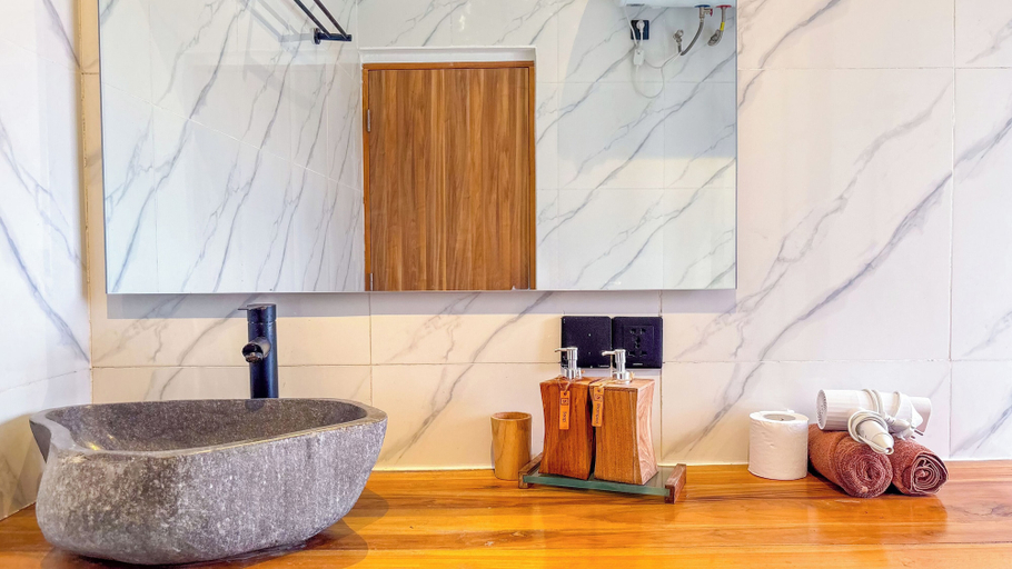 Bathroom 2, Seminyak Loft 360 Bali, Badung