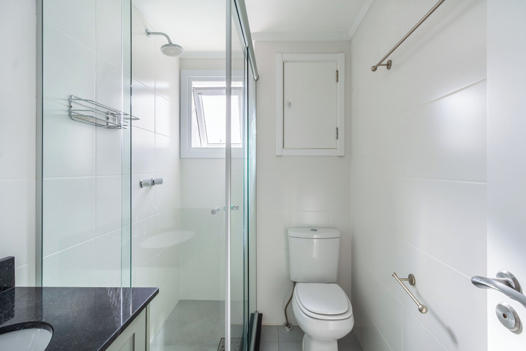 Bathroom, Studio encantador com Garagem em POA VENB504, Porto Alegre