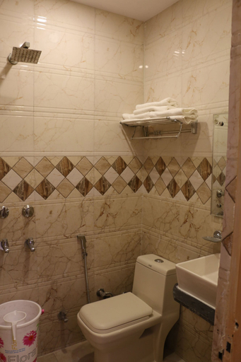 Bathroom 4, Hotel Karlo Kastle - Paharganj, Delhi