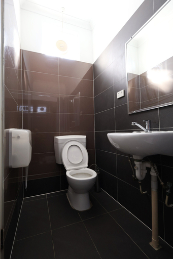 Bathroom 5, Wallaby Backpackers Hostel Perth - note - Valid passport required to check in, Perth