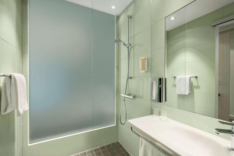 Bathroom 5, Super 8 by Wyndham Munich City North, München