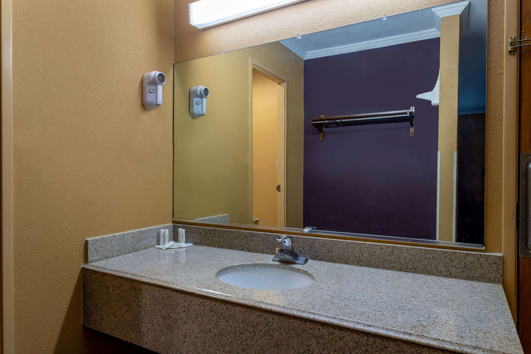 Bedroom 3, Days Inn by Wyndham Anderson IN, Madison