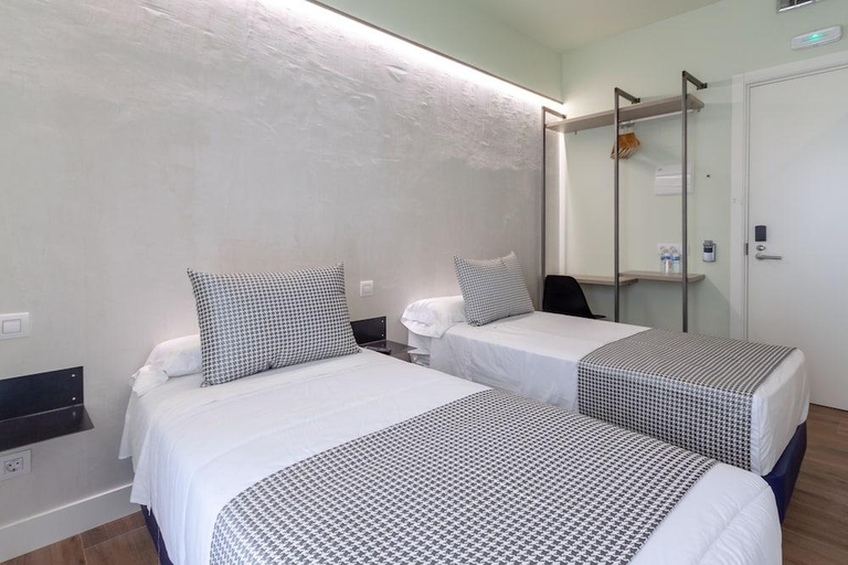 Bedroom 3, Hostal Charlotte-Gran Via, Madrid