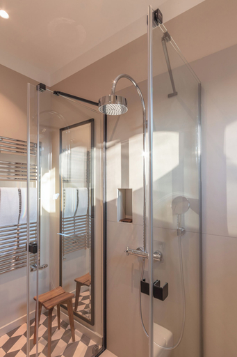 Bathroom 3, Bagatelle Gardenhouse, Budapesti